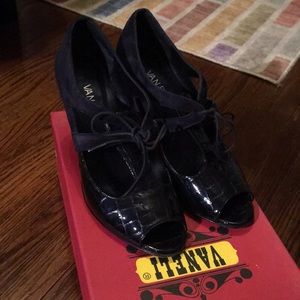 Vaneli Poseidon navy textured heel
